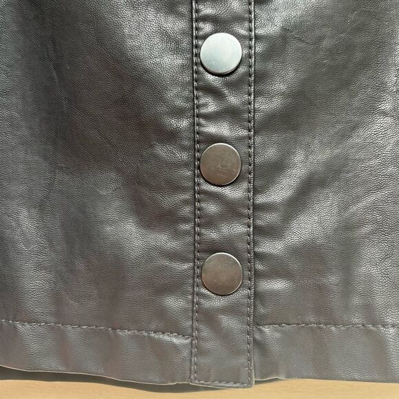 Free People black faux leather miniskirt,snap front closure,4 (see measurements) - Picture 5 of 7